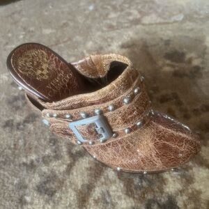 Unique Vince Camuto leather heeled clogs